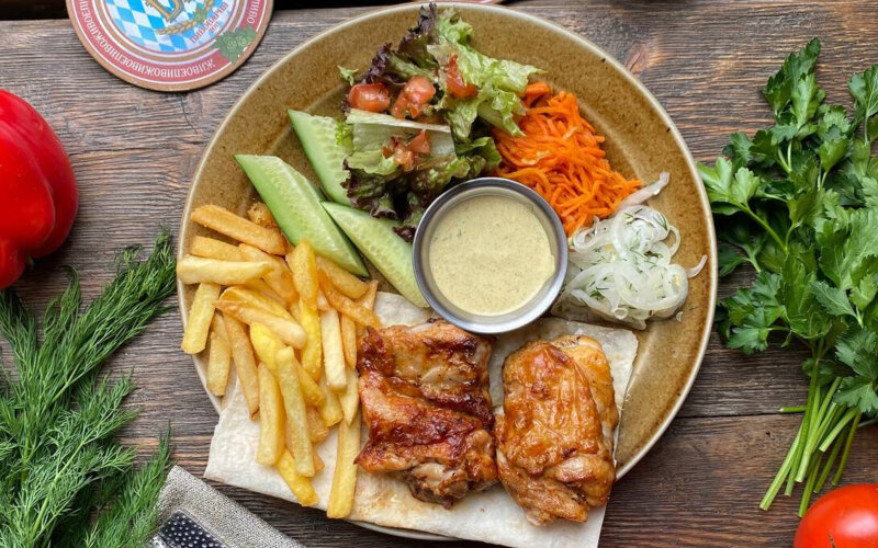 Шашлык из курицы с гарниром