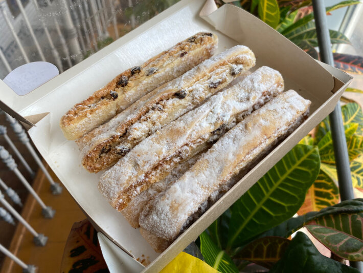 Рулетик с грецким орехом и изюмом