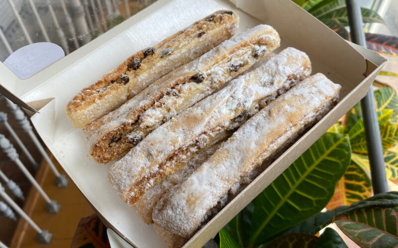 Рулетик с грецким орехом и изюмом