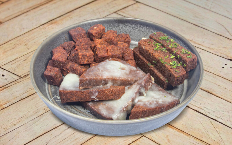 Ржаные гренки  с чесноком,  томатом и сыром