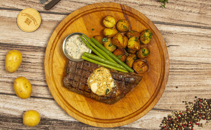 Фланк стейк с картофелем с чесноком и зеленью