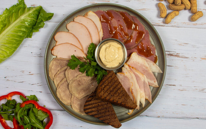 Мясная тарелка с копченостями