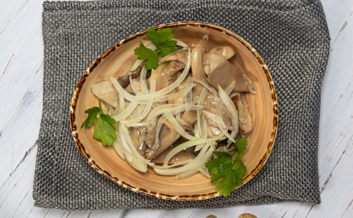 Грибы маринованные