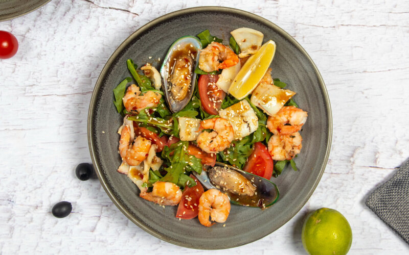 Салат с руколой и
морепродуктами