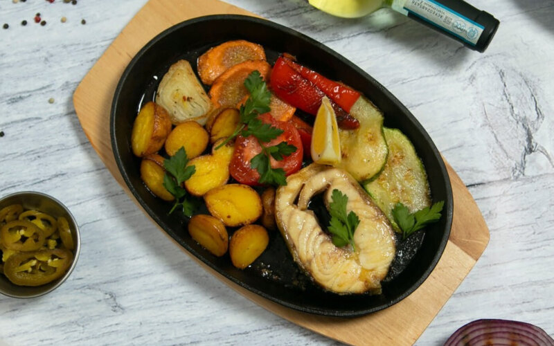Стейк осетрины с овощами