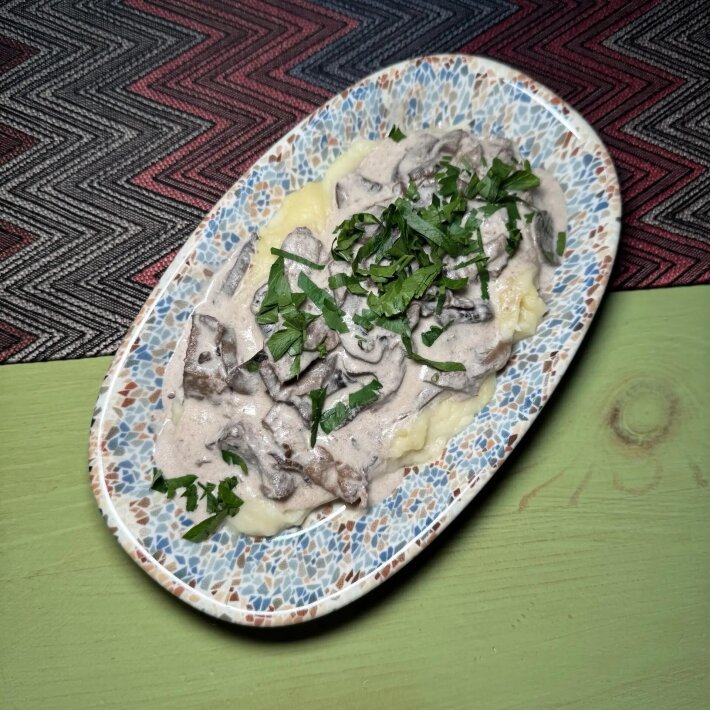Печень говяжья с грибами и слив соусом