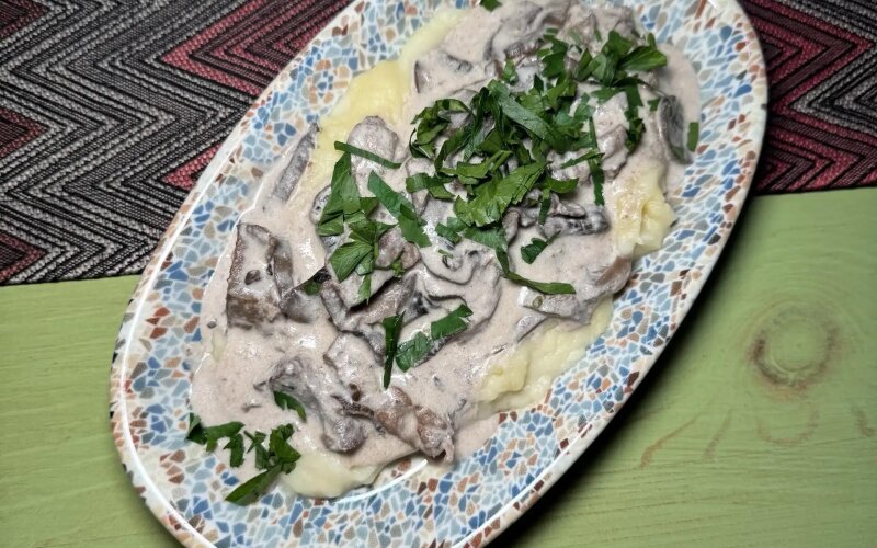 Печень говяжья с грибами и слив соусом