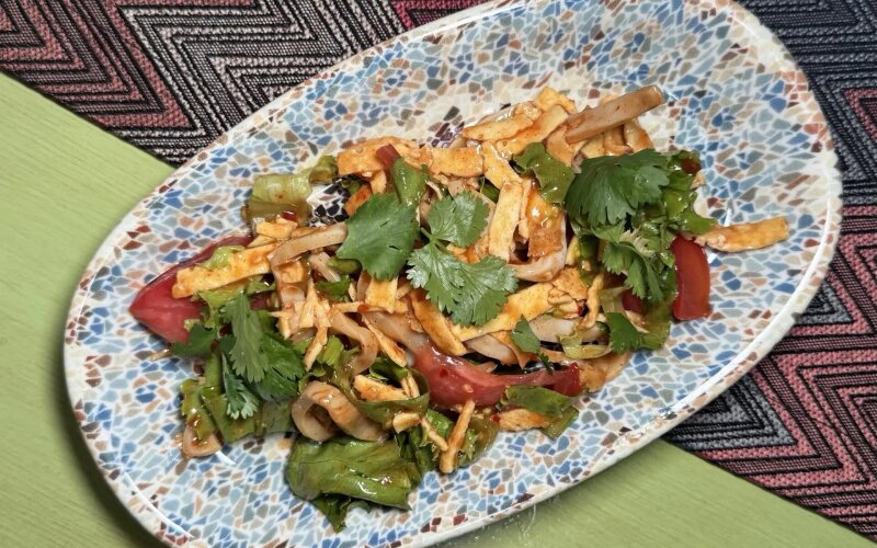 Салат с маринованным кальмаром и омлетом