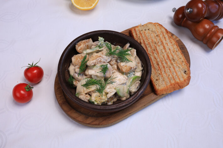 Фишстроганов из сома с овощами