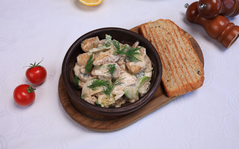 Фишстроганов из сома с овощами