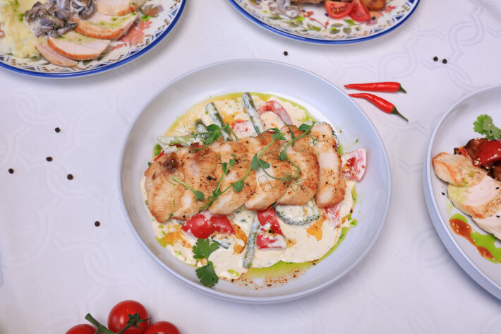 Индейка с овощами и соусом Песто