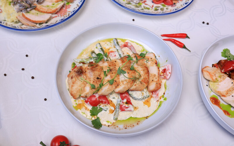 Индейка с овощами и соусом Песто