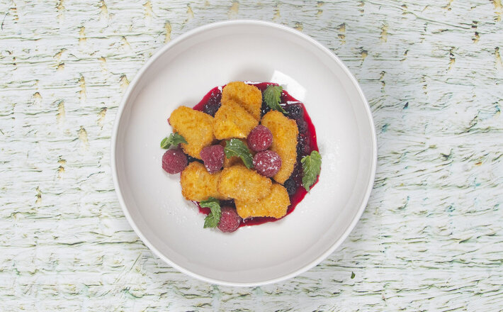 Камамбер с ягодным соусом