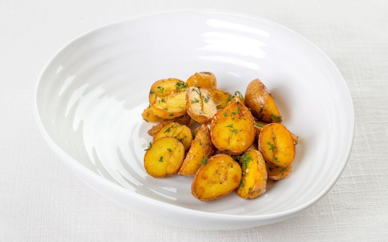 Бэби-картофеля с чесноком и зеленью