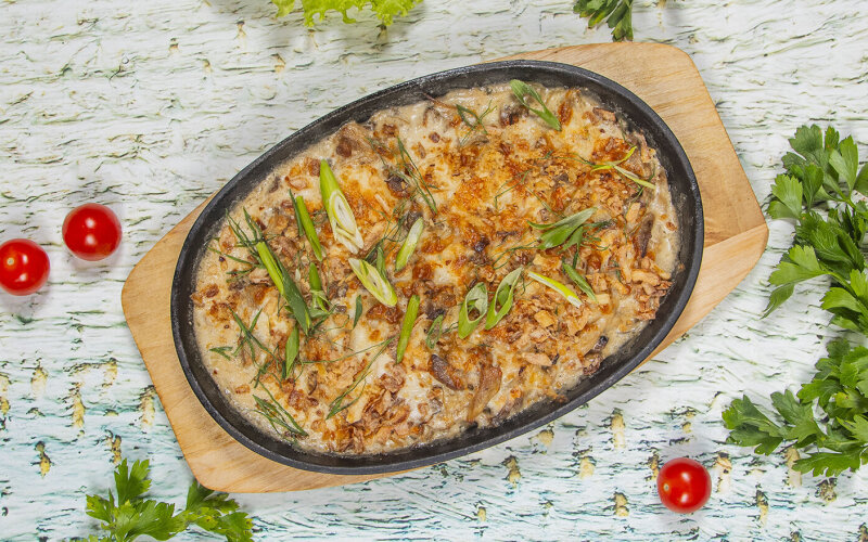 Язык с вешенками  в сливках под сыром