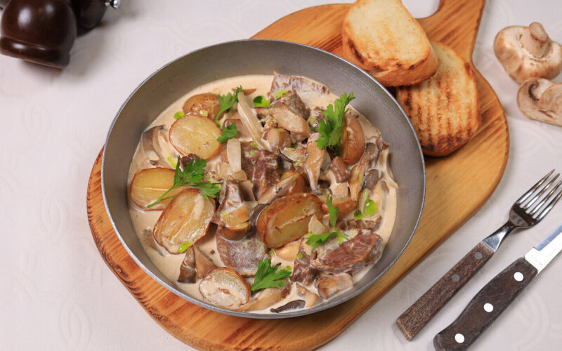 Говядина с лесными грибами и картофелем