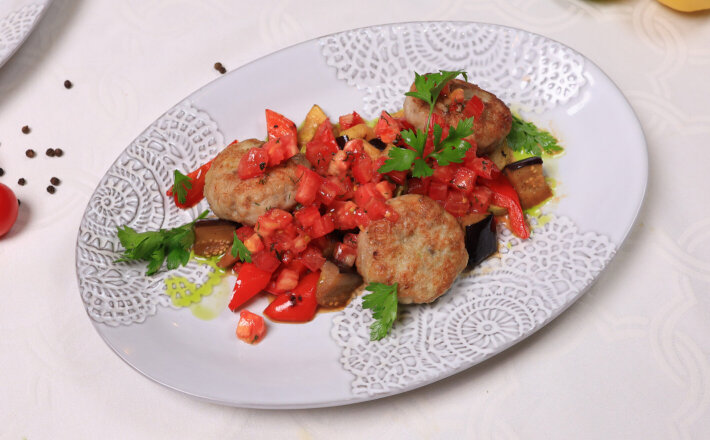 Котлеты из судака с овощами и томатной сальсой