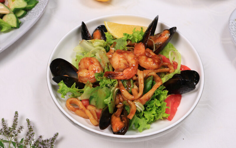 Салат с морепродуктами и устричным соусом