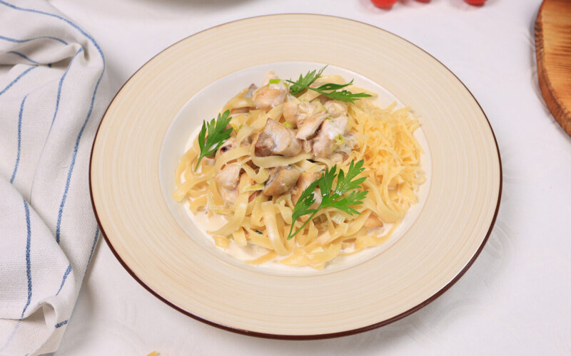 Паста с куриной грудкой и грибами