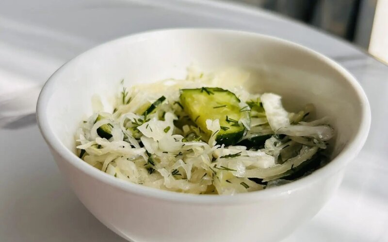 Салат с капустой и огурцом