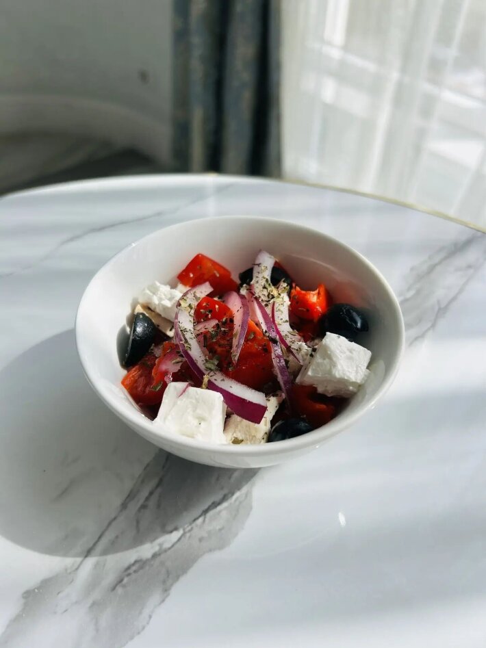 Салат греческий стиль с курицей