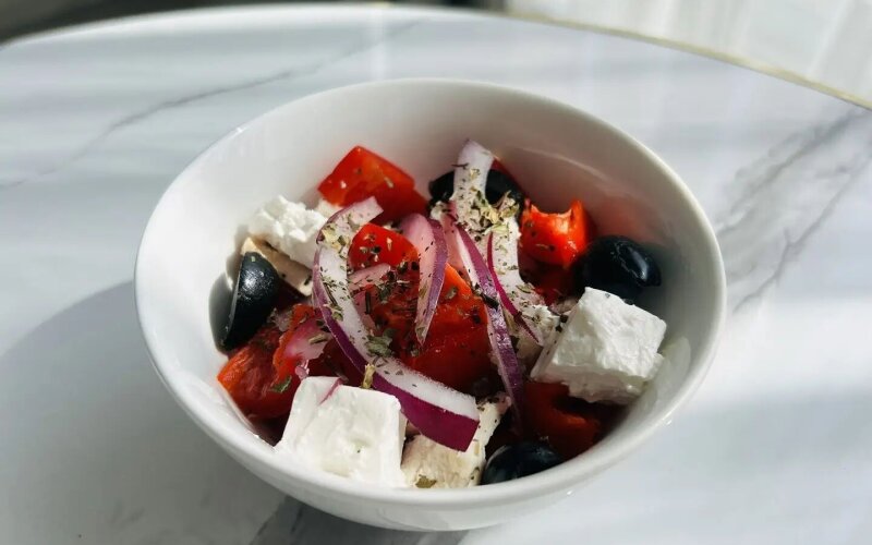 Салат греческий стиль с курицей