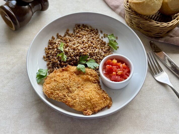 Шницель куриный с гречкой
