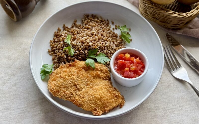 Шницель куриный с гречкой