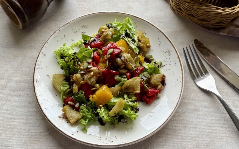 Салат осенний с запеченными овощами