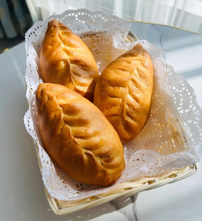 Пирожок с мясом и капустой