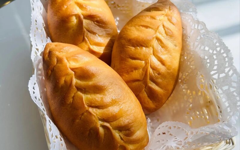 Пирожок с мясом и капустой