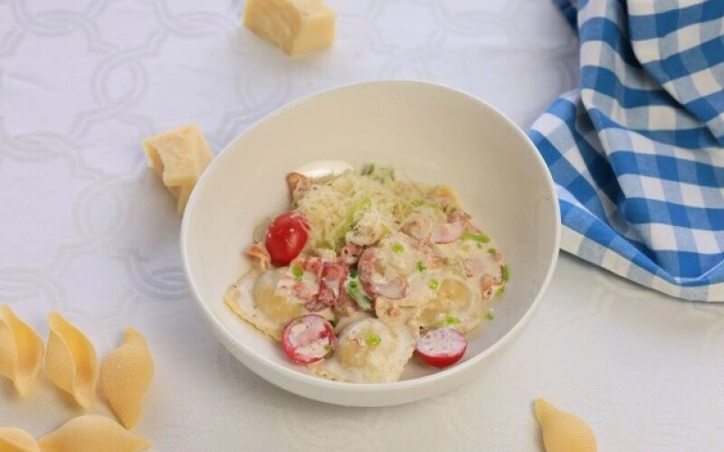 Равиолли с беконом и черри в соусе карбонара